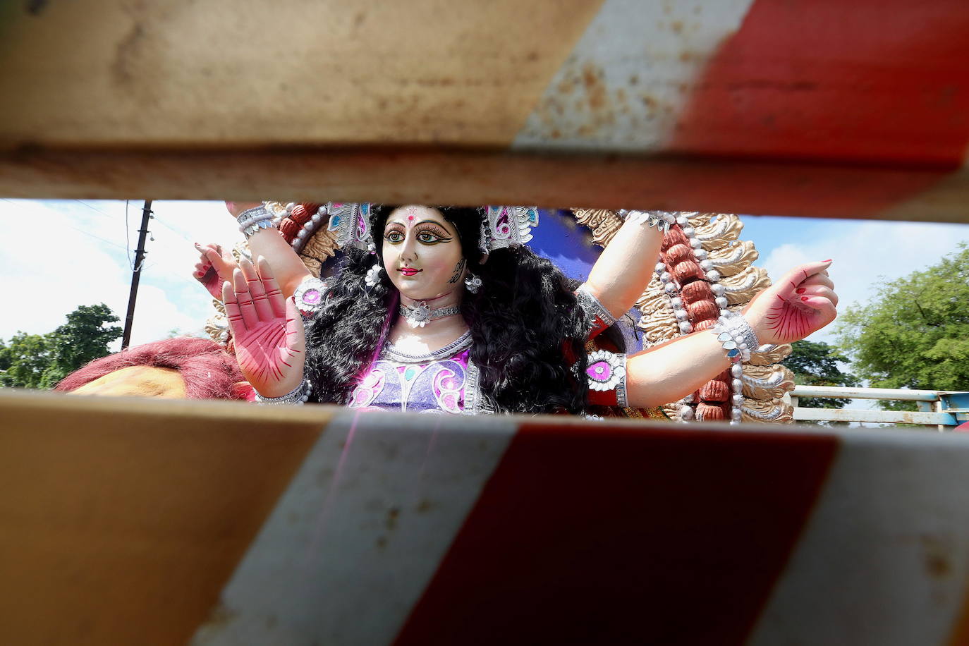 Cientos de fieles y figurantes participan en los coloridos desfiles del festival de Navratri en honor a la diosa hindú Mata Vaishno Davi, en Katra, en la Cachemira india.