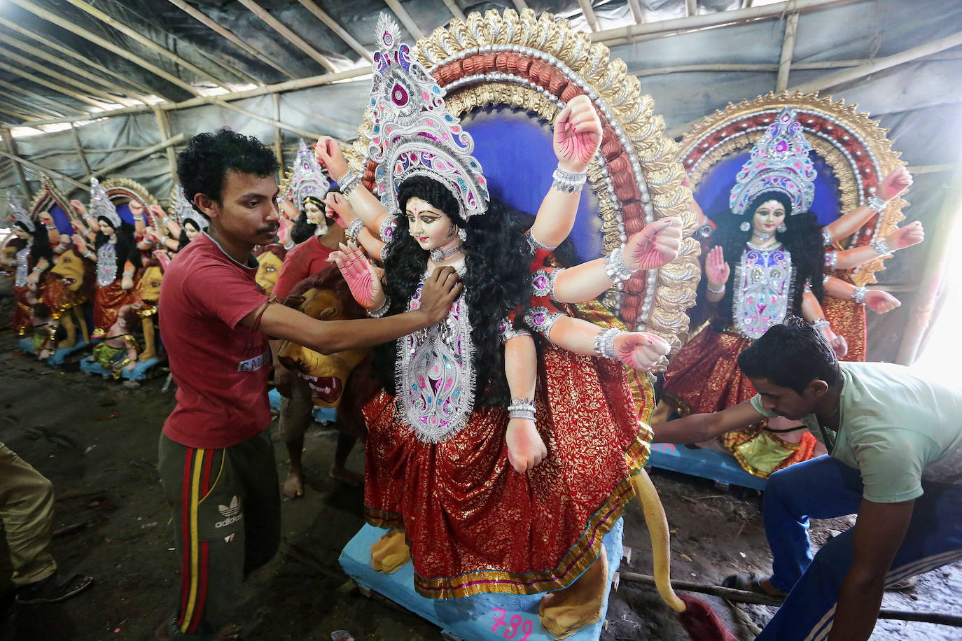 Cientos de fieles y figurantes participan en los coloridos desfiles del festival de Navratri en honor a la diosa hindú Mata Vaishno Davi, en Katra, en la Cachemira india.