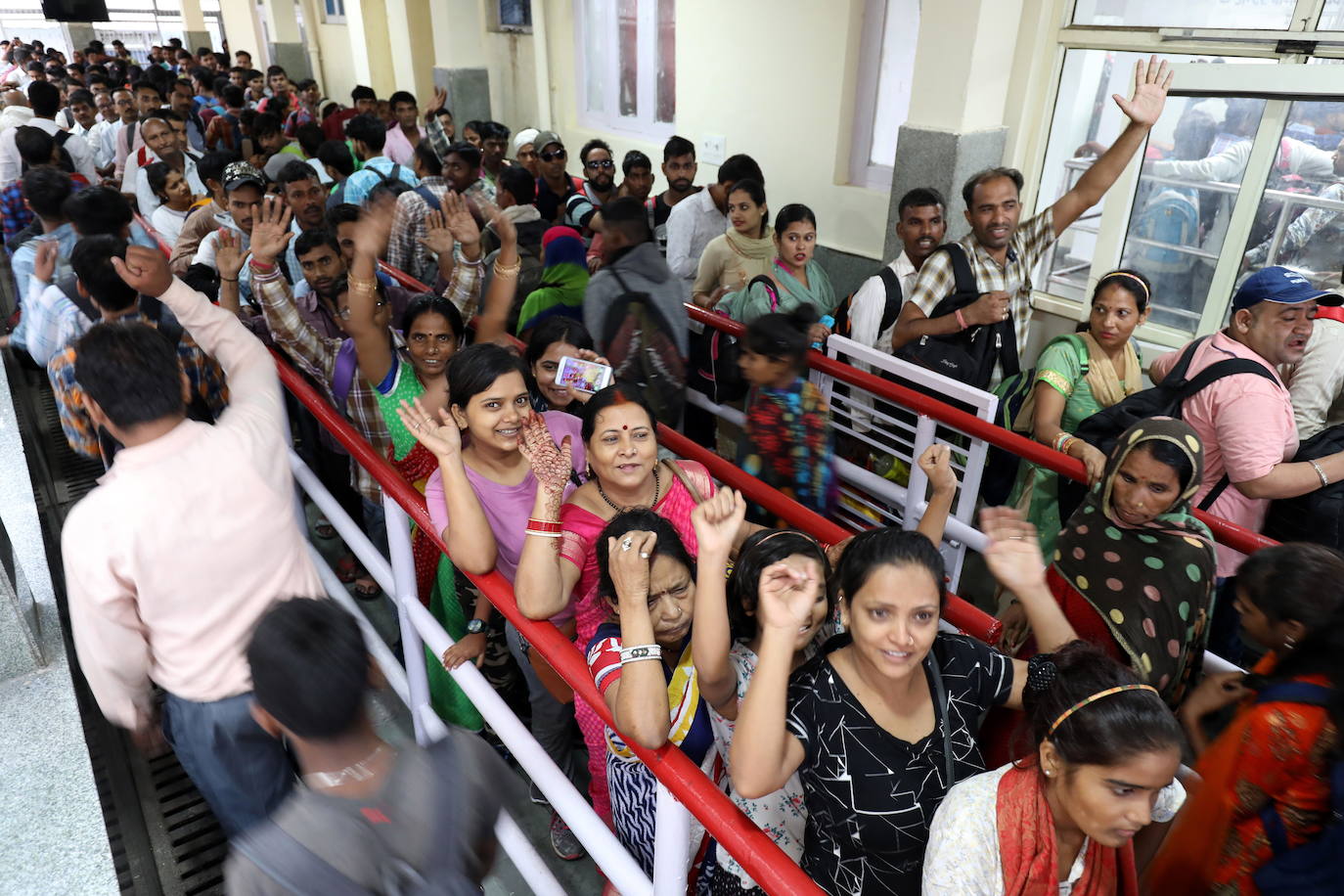 Cientos de fieles y figurantes participan en los coloridos desfiles del festival de Navratri en honor a la diosa hindú Mata Vaishno Davi, en Katra, en la Cachemira india.