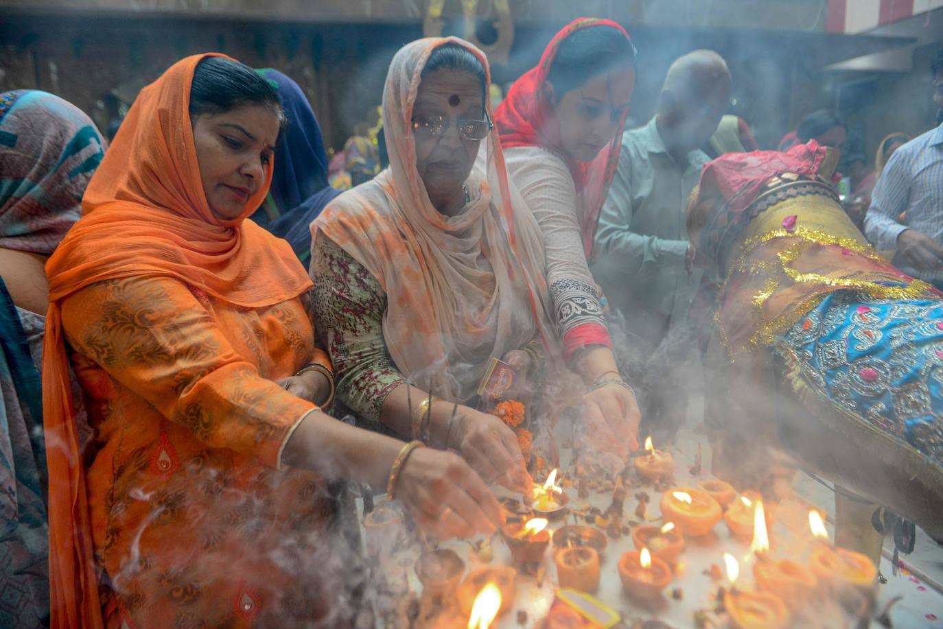 Cientos de fieles y figurantes participan en los coloridos desfiles del festival de Navratri en honor a la diosa hindú Mata Vaishno Davi, en Katra, en la Cachemira india.