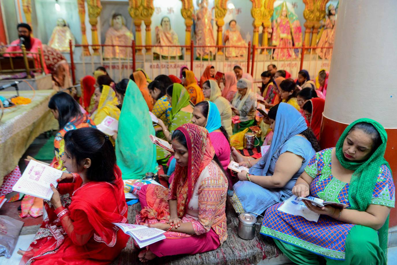 Cientos de fieles y figurantes participan en los coloridos desfiles del festival de Navratri en honor a la diosa hindú Mata Vaishno Davi, en Katra, en la Cachemira india.