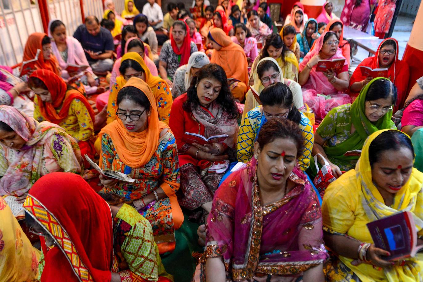 Cientos de fieles y figurantes participan en los coloridos desfiles del festival de Navratri en honor a la diosa hindú Mata Vaishno Davi, en Katra, en la Cachemira india.