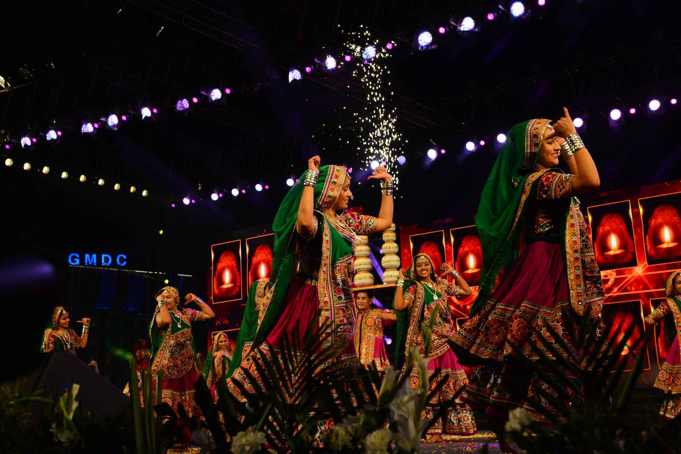 Cientos de fieles y figurantes participan en los coloridos desfiles del festival de Navratri en honor a la diosa hindú Mata Vaishno Davi, en Katra, en la Cachemira india.