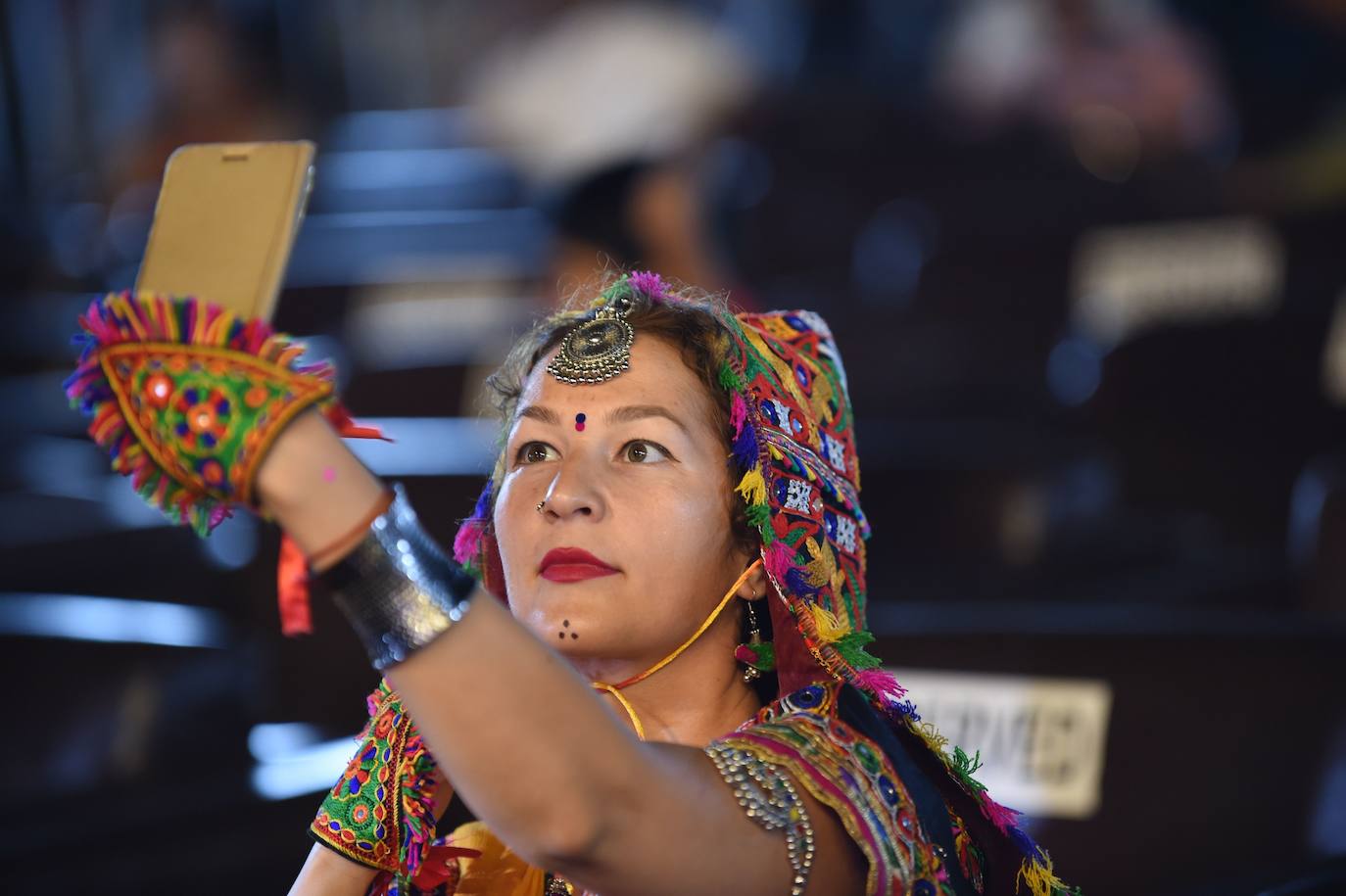 Cientos de fieles y figurantes participan en los coloridos desfiles del festival de Navratri en honor a la diosa hindú Mata Vaishno Davi, en Katra, en la Cachemira india.