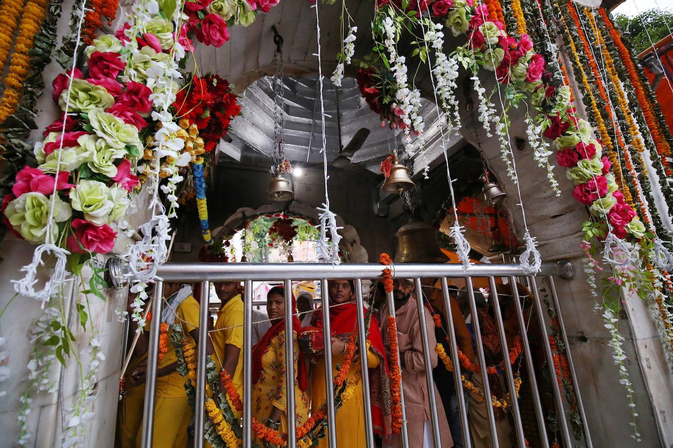 Cientos de fieles y figurantes participan en los coloridos desfiles del festival de Navratri en honor a la diosa hindú Mata Vaishno Davi, en Katra, en la Cachemira india.