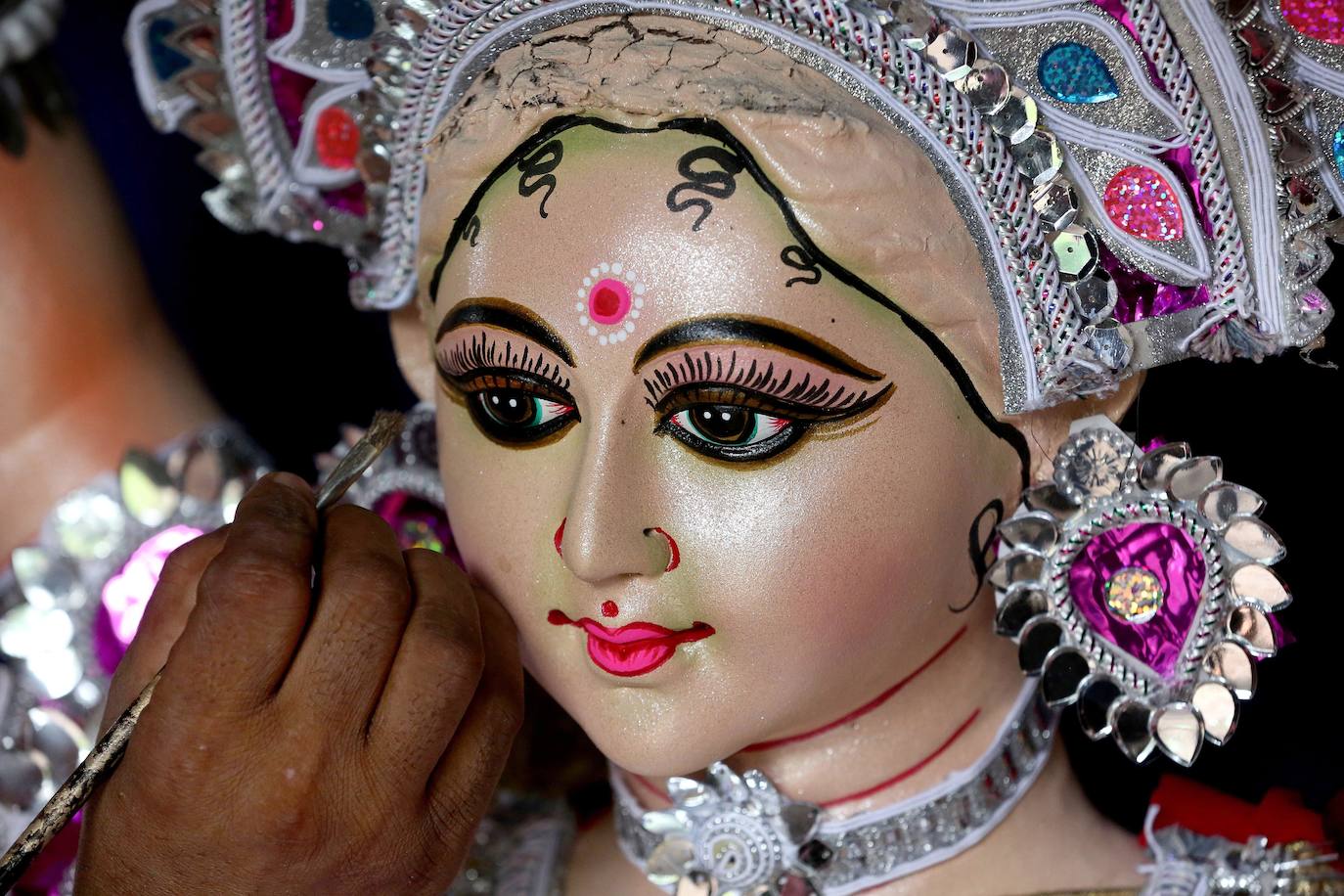 Cientos de fieles y figurantes participan en los coloridos desfiles del festival de Navratri en honor a la diosa hindú Mata Vaishno Davi, en Katra, en la Cachemira india.