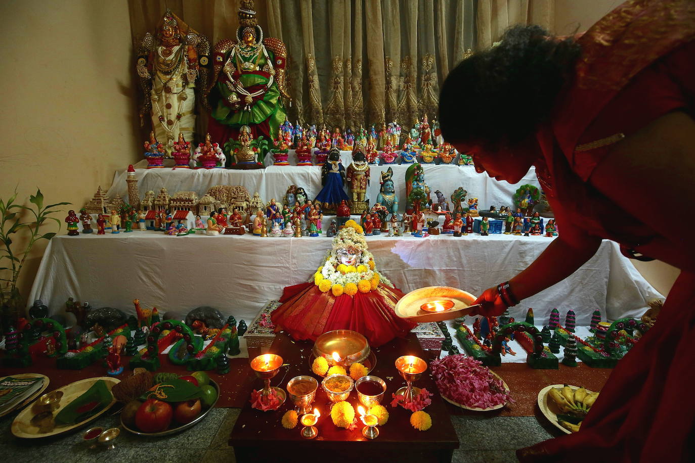 Cientos de fieles y figurantes participan en los coloridos desfiles del festival de Navratri en honor a la diosa hindú Mata Vaishno Davi, en Katra, en la Cachemira india.