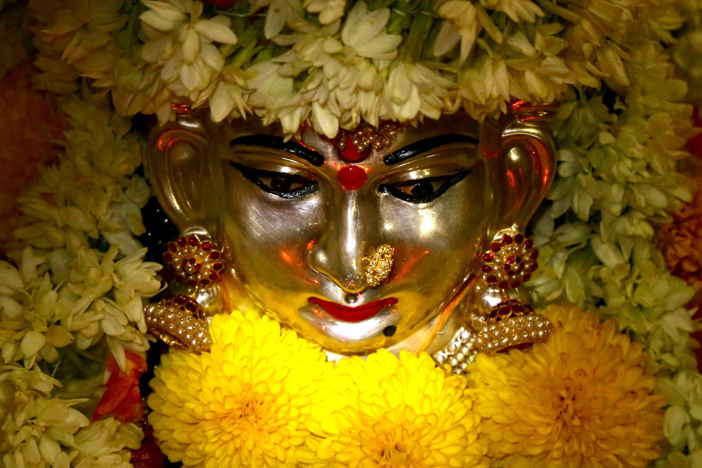 Cientos de fieles y figurantes participan en los coloridos desfiles del festival de Navratri en honor a la diosa hindú Mata Vaishno Davi, en Katra, en la Cachemira india.