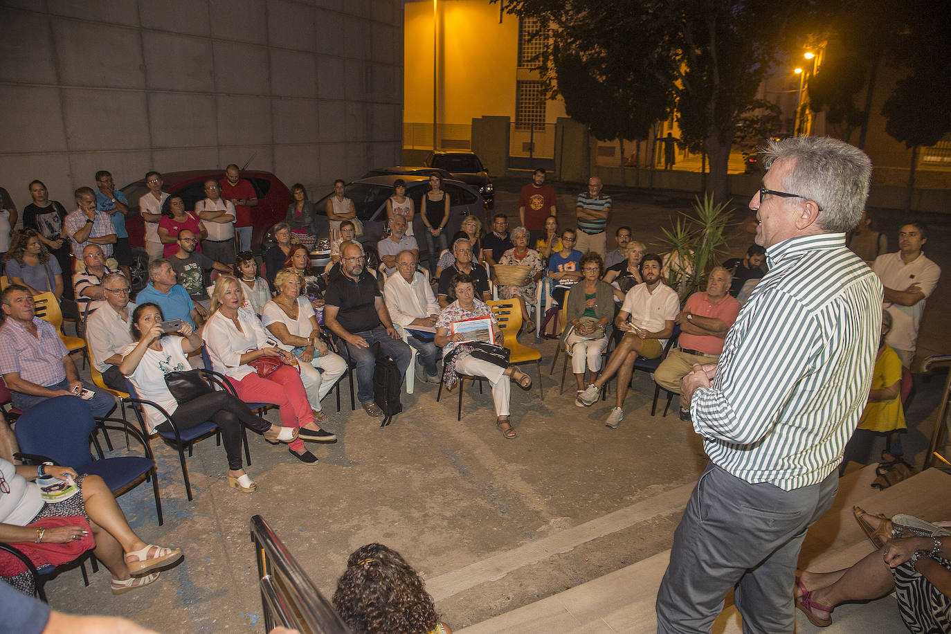 «SOS Mar Menor». Con ese mensaje, la Federación de Asociaciones de Vecinos y una docena de colectivos sociales han convocado una manifestación por las calles de Cartagena, para exigir «de una vez por todas la regeneración de la laguna salada».