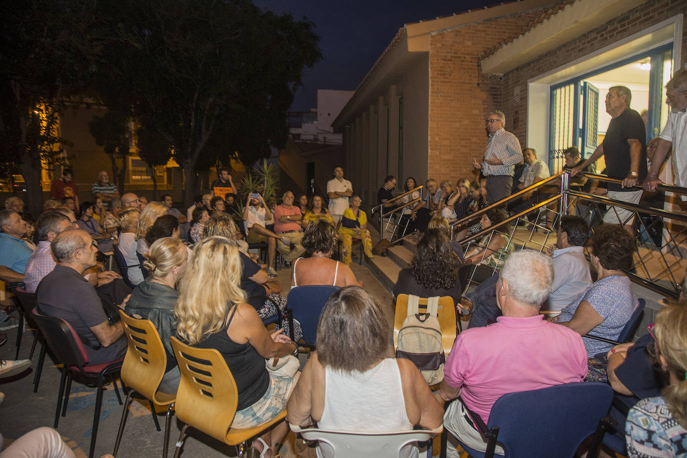 «SOS Mar Menor». Con ese mensaje, la Federación de Asociaciones de Vecinos y una docena de colectivos sociales han convocado una manifestación por las calles de Cartagena, para exigir «de una vez por todas la regeneración de la laguna salada».