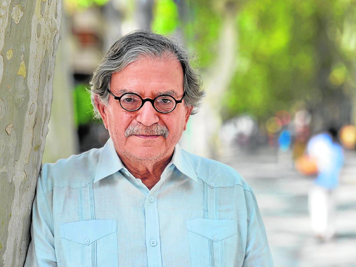 Manuel Piqueras, escritor, profesor universitario e investigador, en el paseo Alfonso X. 