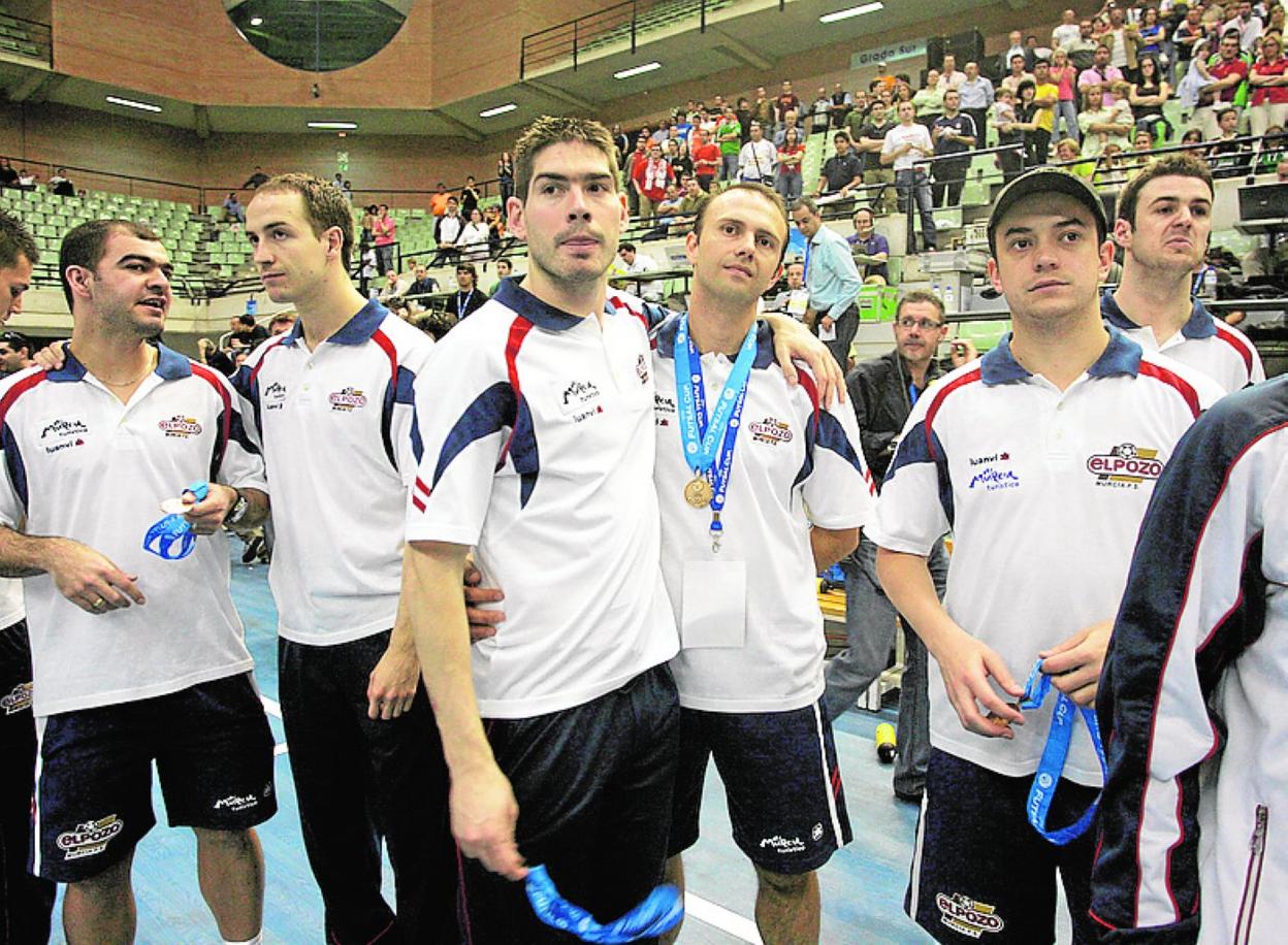 Los jugadores de ElPozo, tras quedar terceros en 2007. 