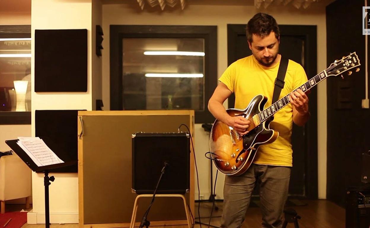 Homenaje a su escuela