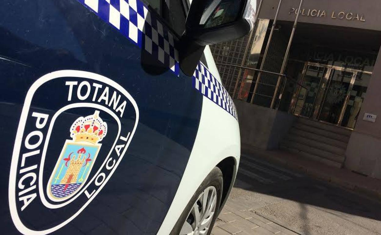 Agentes de la Policía Local de Totana asisten un parto de madrugada y en plena calle