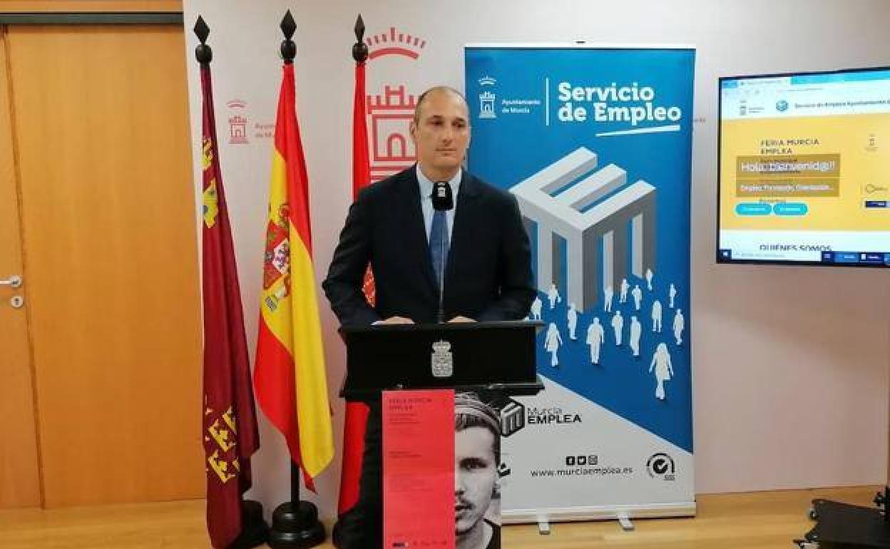 El concejal de Empleo, Promoción Económica y Turismo, Pedro García Rex, presenta la Feria de Empleo de Murcia.