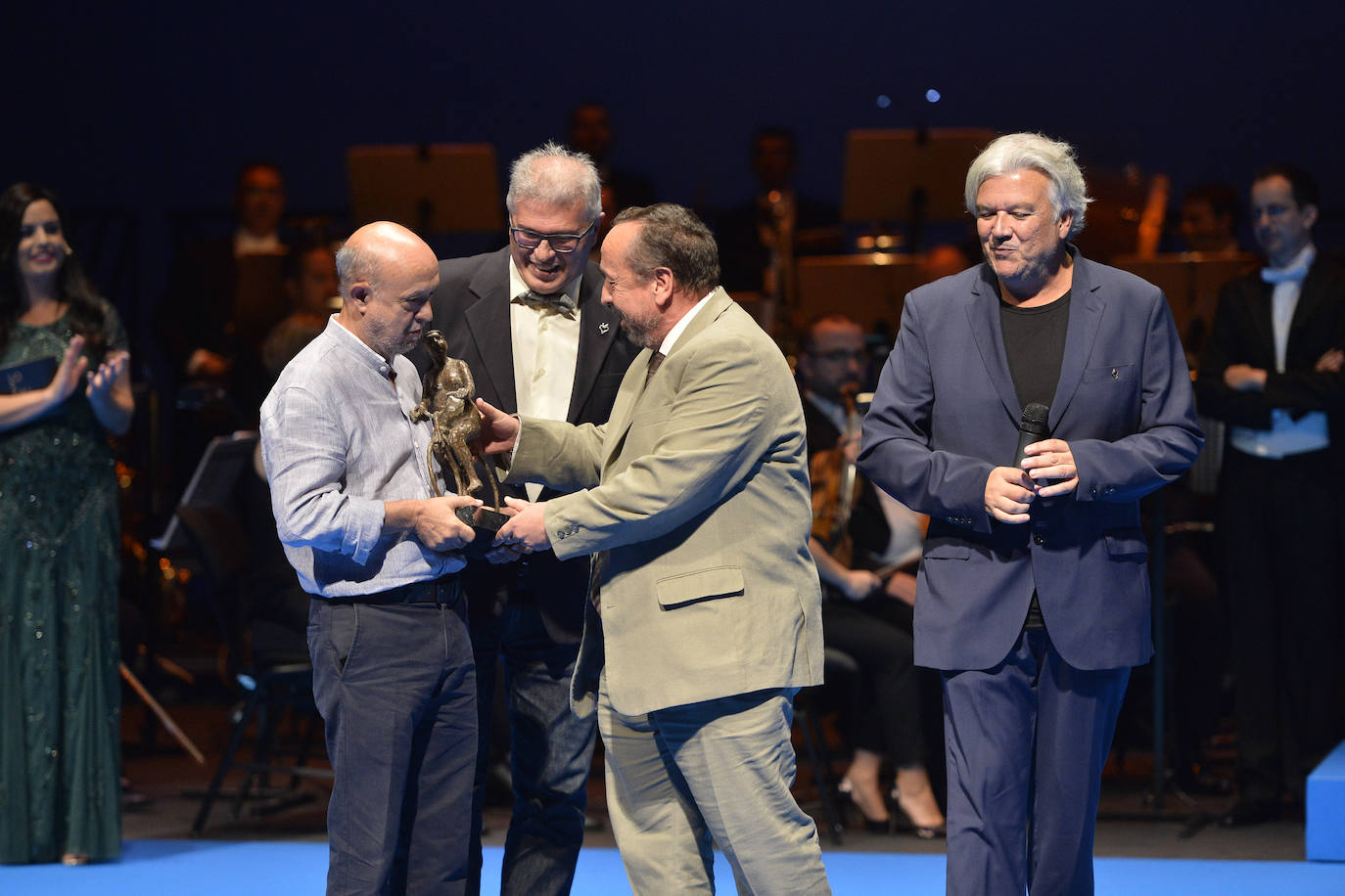 'La Verdad' otorga los premios 'Los Mejores' a la Academia General del Aire, Carmen Gil, Carlos Moreno y los festivales de teatro de San Javier y Molina de Segura por su dedicación y compromiso.