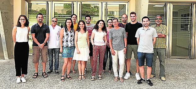 Los investigadores, en la Facultad de Biología. 