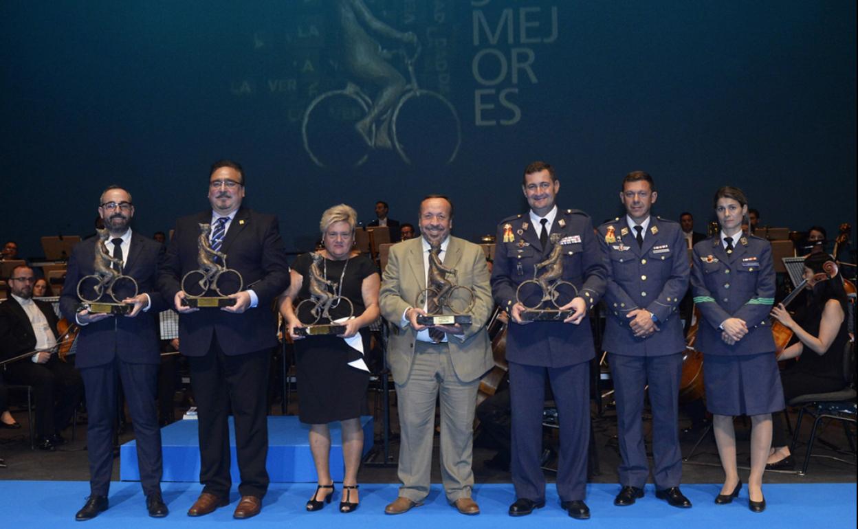Los premiados posan con sus trofeos durante la gala 'Los Mejores'.