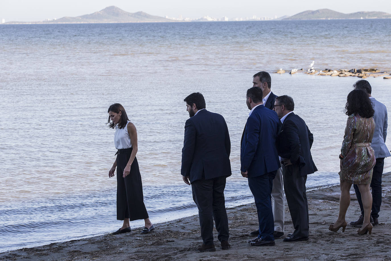 Don Felipe y Doña Letizia saludan a un grupo de vecinos de Los Alcázares a su llegada al municipio, acompañados por el alcalde, Mario Cervera.