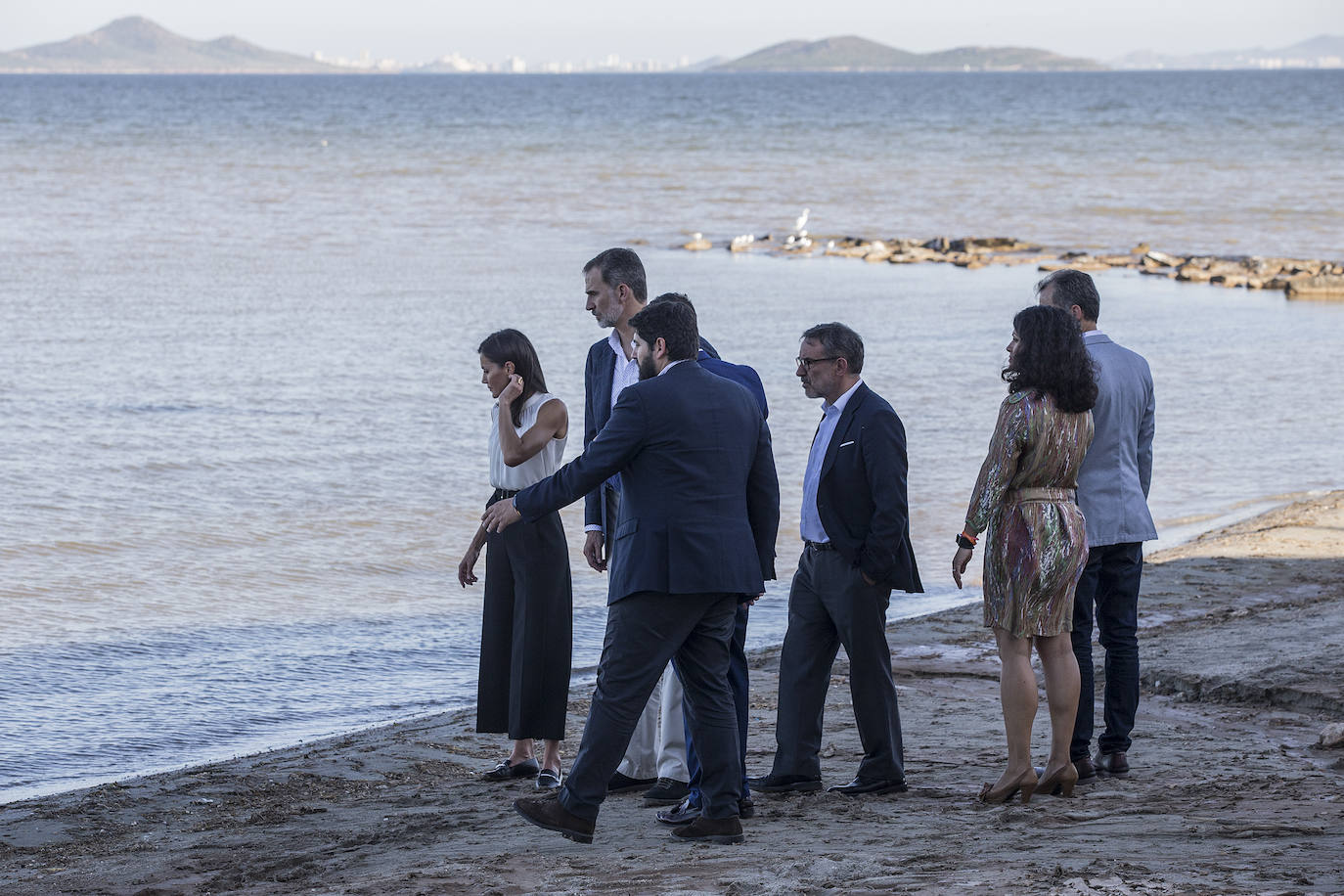 Don Felipe y Doña Letizia saludan a un grupo de vecinos de Los Alcázares a su llegada al municipio, acompañados por el alcalde, Mario Cervera.