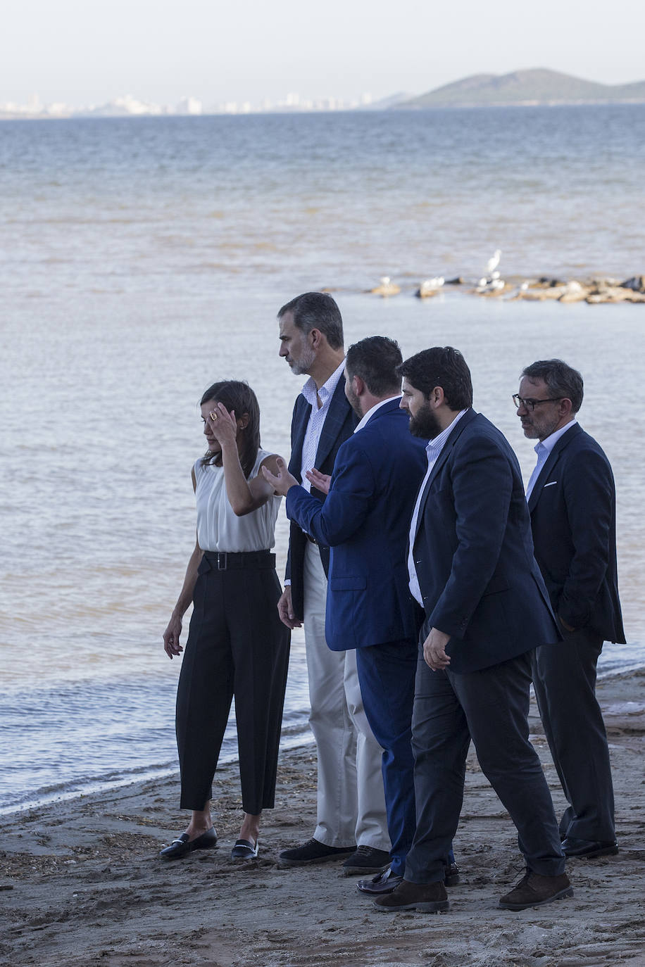 Don Felipe y Doña Letizia saludan a un grupo de vecinos de Los Alcázares a su llegada al municipio, acompañados por el alcalde, Mario Cervera.