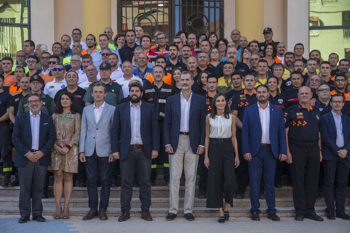 Don Felipe y Doña Letizia saludan a un grupo de vecinos de Los Alcázares a su llegada al municipio, acompañados por el alcalde, Mario Cervera.