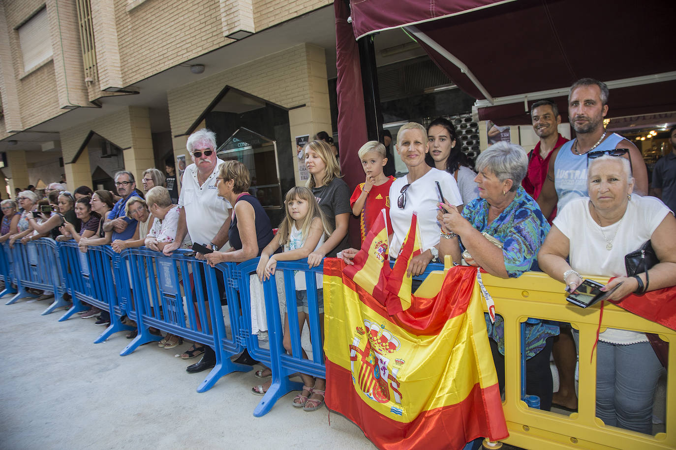 Don Felipe y Doña Letizia saludan a un grupo de vecinos de Los Alcázares a su llegada al municipio, acompañados por el alcalde, Mario Cervera.