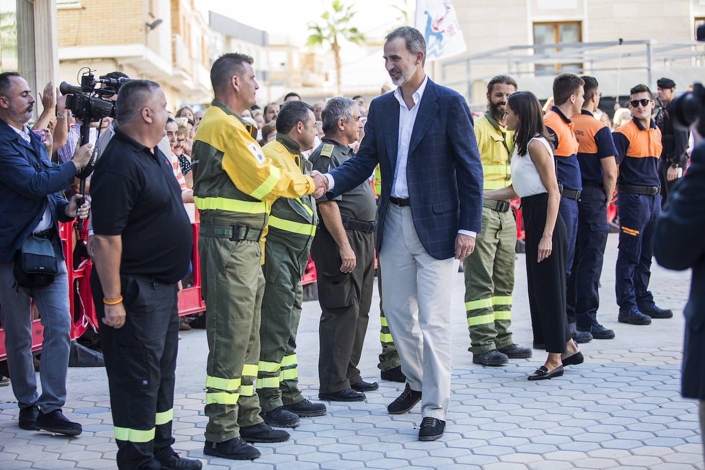 Don Felipe y Doña Letizia saludan a un grupo de vecinos de Los Alcázares a su llegada al municipio, acompañados por el alcalde, Mario Cervera.
