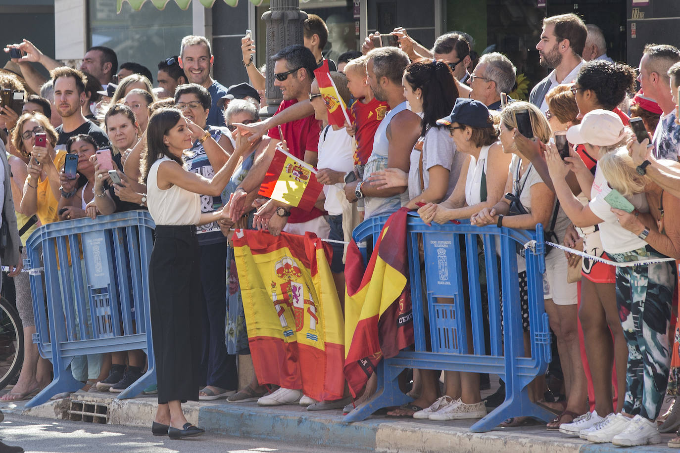 Don Felipe y Doña Letizia saludan a un grupo de vecinos de Los Alcázares a su llegada al municipio, acompañados por el alcalde, Mario Cervera.