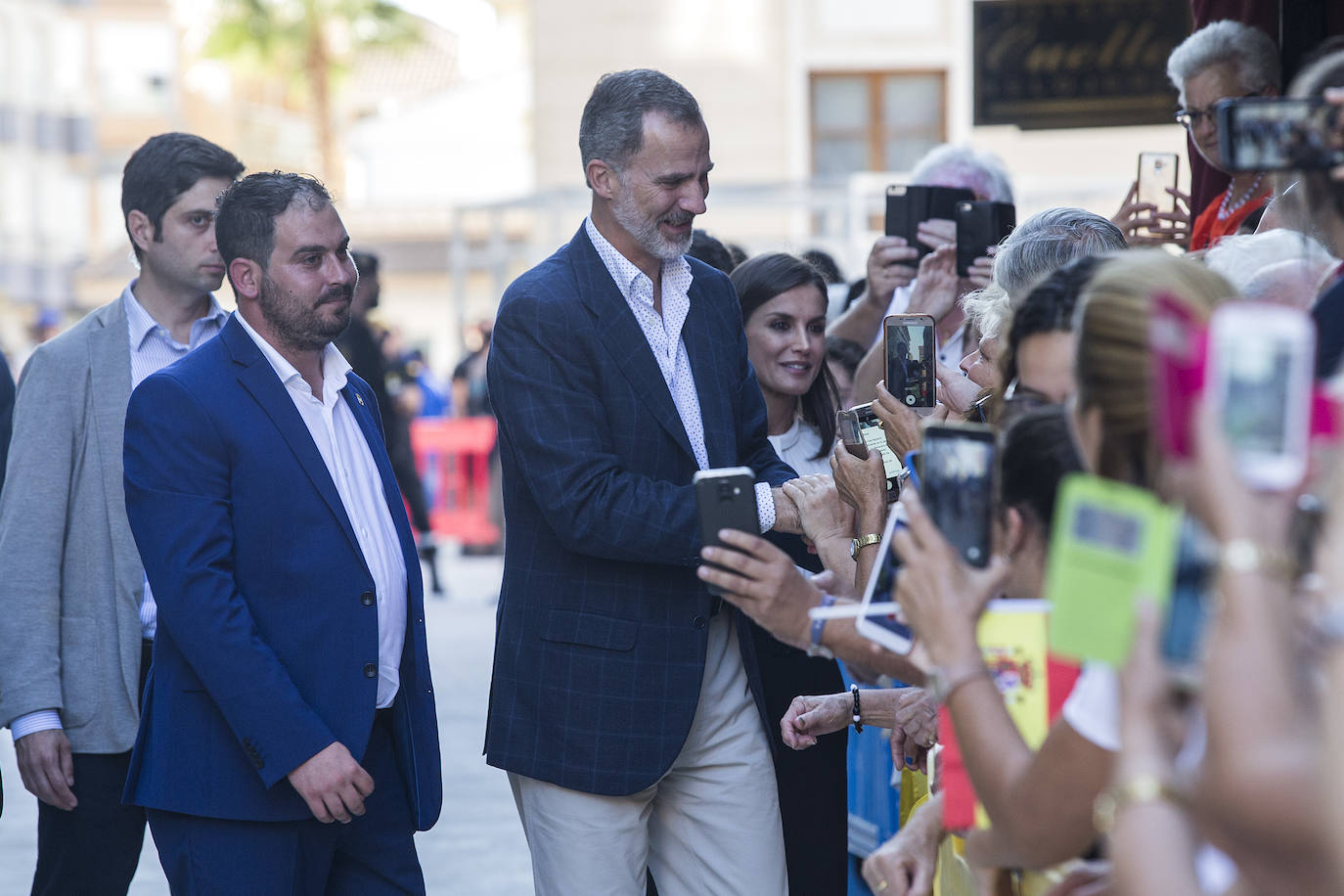 Don Felipe y Doña Letizia saludan a un grupo de vecinos de Los Alcázares a su llegada al municipio, acompañados por el alcalde, Mario Cervera.