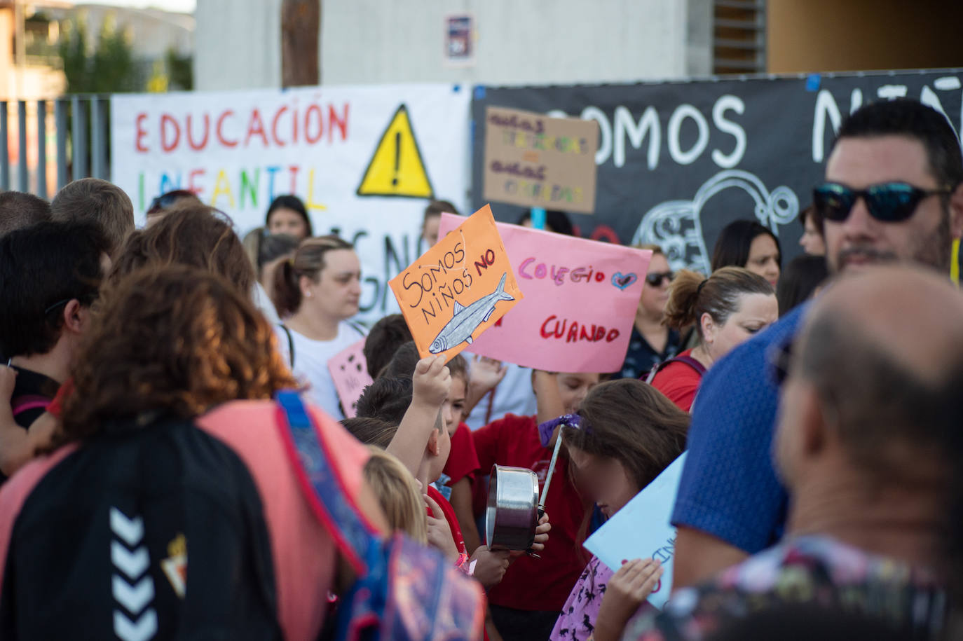 Los padres de los alumnos del colegio Juan de la Cierva se movilizaron para denunciar la masificación que padecen sus alumnos por la falta de aulas.