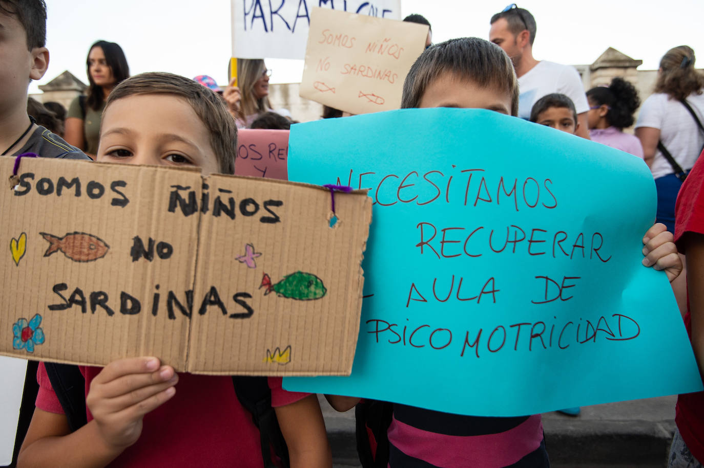 Los padres de los alumnos del colegio Juan de la Cierva se movilizaron para denunciar la masificación que padecen sus alumnos por la falta de aulas.