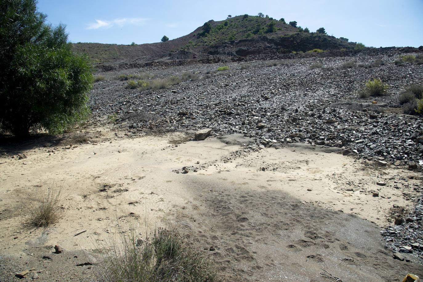 La arena se llena de aguas rojas, lixiviados ácidos con metales pesados que también han dejado un rastro de contaminación junto a Llano del Beal 