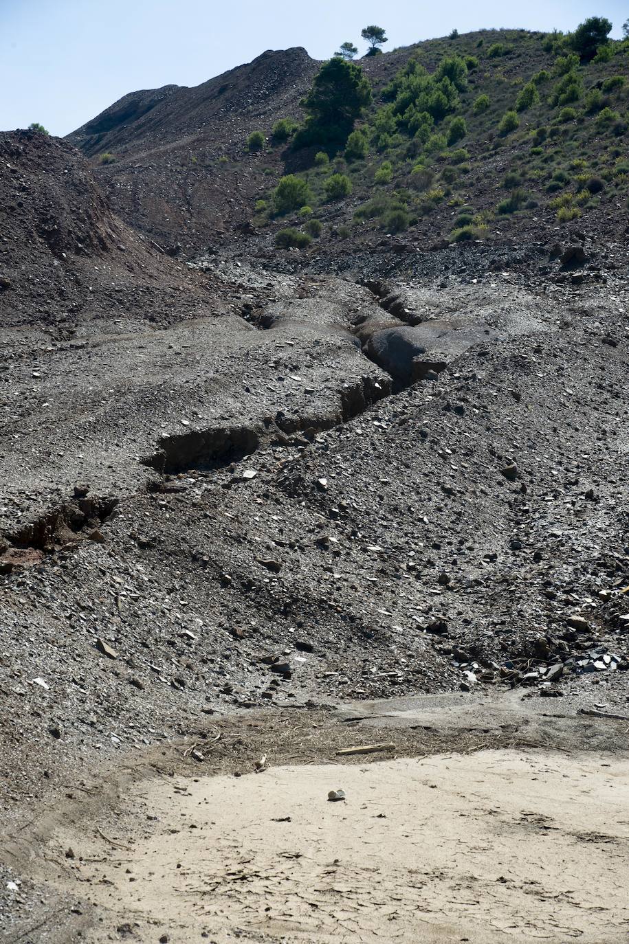 La arena se llena de aguas rojas, lixiviados ácidos con metales pesados que también han dejado un rastro de contaminación junto a Llano del Beal 