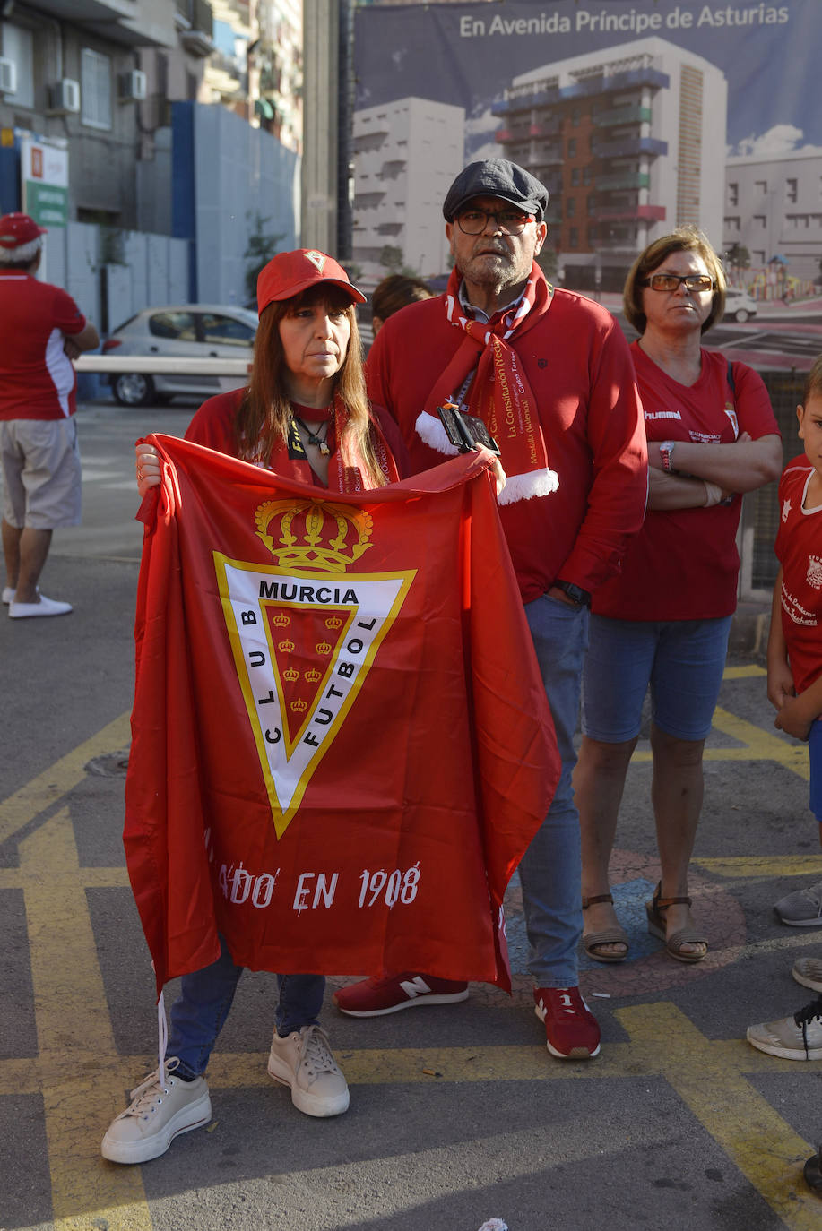 Un gran número de aficionados acudieron a La Condomina con antelación, especialmente murcianistas que recibieron a su equipo