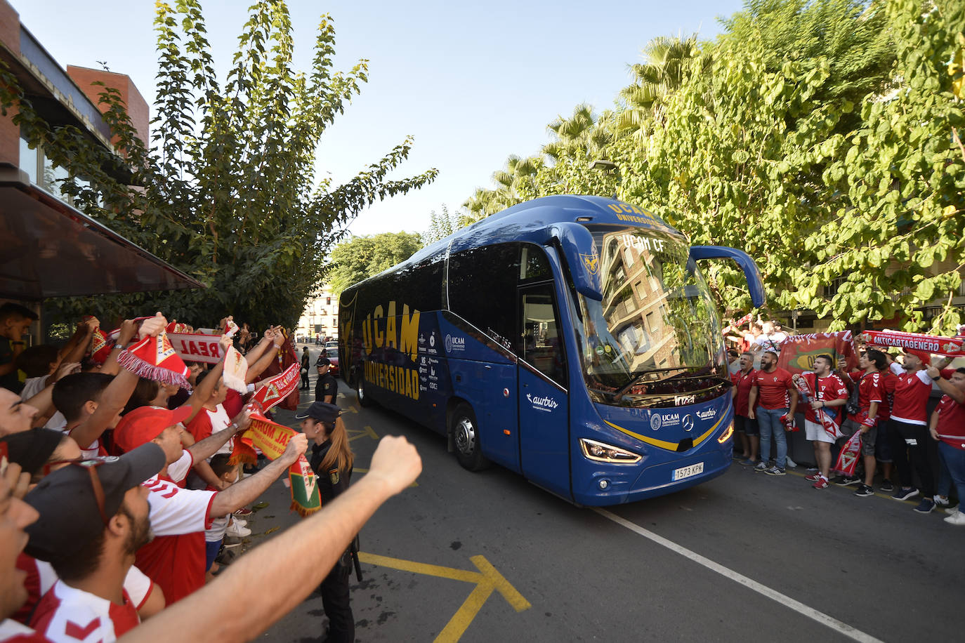 Un gran número de aficionados acudieron a La Condomina con antelación, especialmente murcianistas que recibieron a su equipo