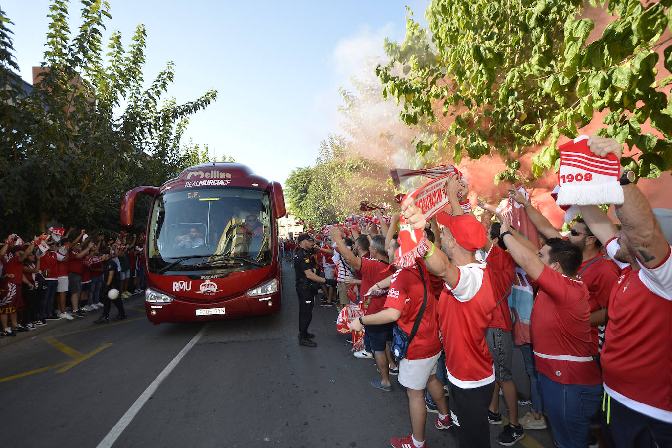 Un gran número de aficionados acudieron a La Condomina con antelación, especialmente murcianistas que recibieron a su equipo