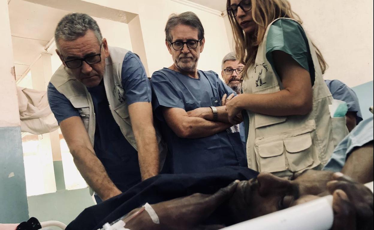 Un grupo de médicos evalúa a un paciente junto a la radióloga antes de entrar al quirófano.