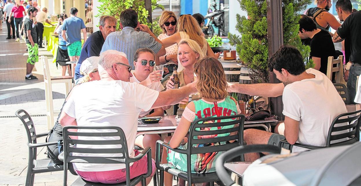 Un grupo de turistas disfrutan, ayer, en la terraza de un establecimiento de hostelería en Cabo de Palos. 