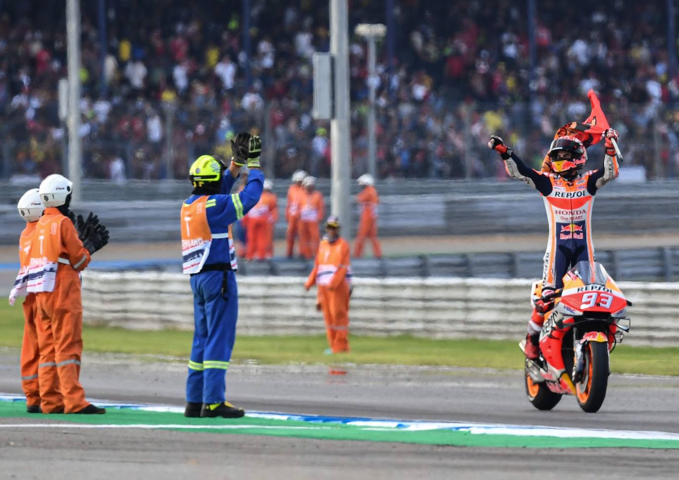 Márquez celebra su victoria al finalizar la carrera.