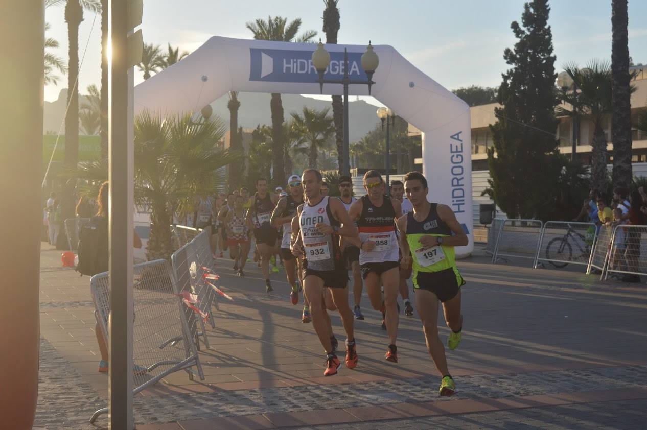 El atleta del Mandarache consigue el triunfo con un tiempo de 33:02 minutos en los 10 kilómetros, por los 38:16 para la corredora de la Juventud Atlética Elche