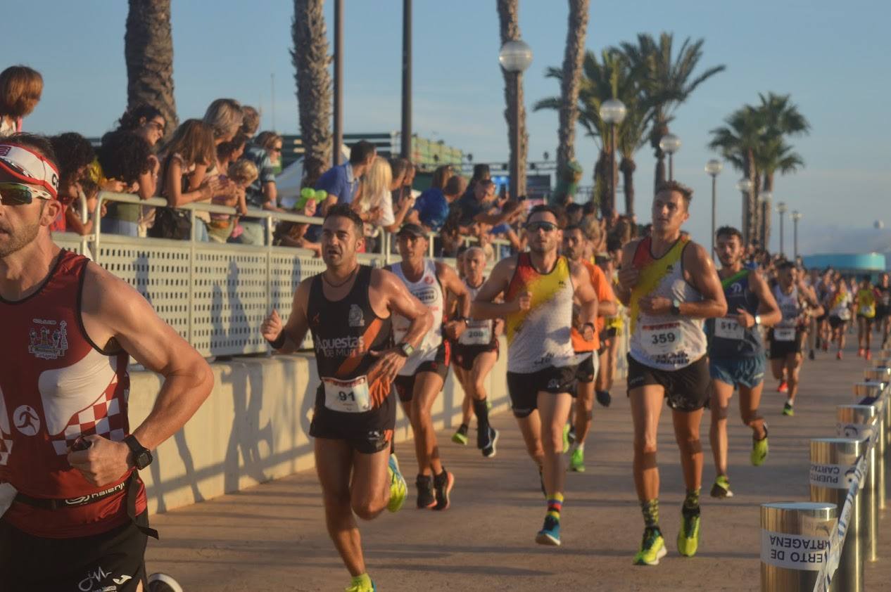 El atleta del Mandarache consigue el triunfo con un tiempo de 33:02 minutos en los 10 kilómetros, por los 38:16 para la corredora de la Juventud Atlética Elche