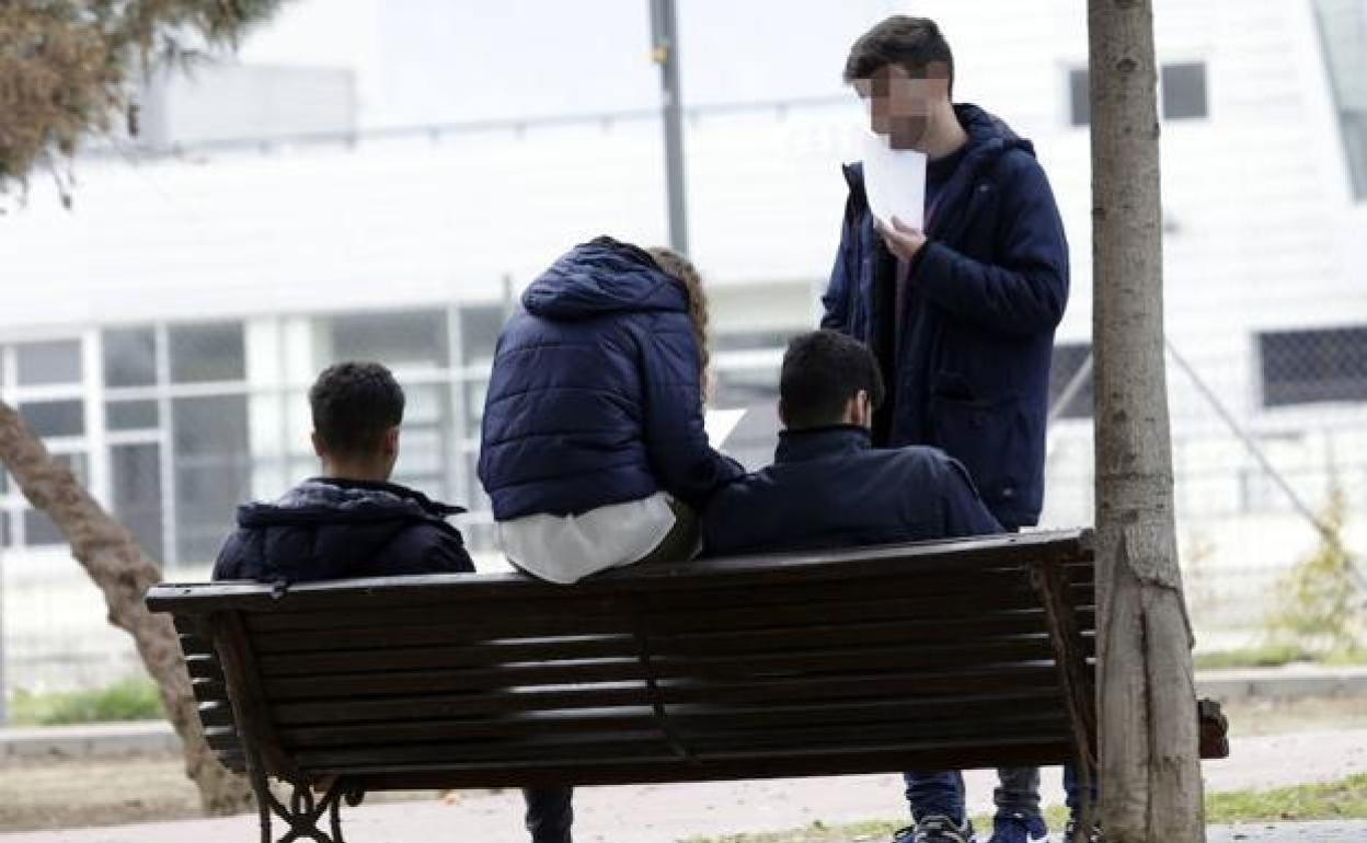 Cuatro jóvenes murcianos reunidos en un parque en una foto de archivo.