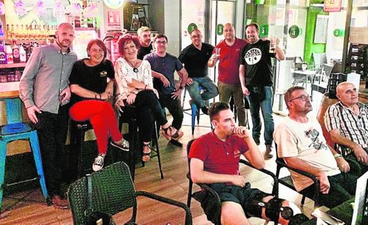 Viendo un partido de rugby en el bar La Porchá. 