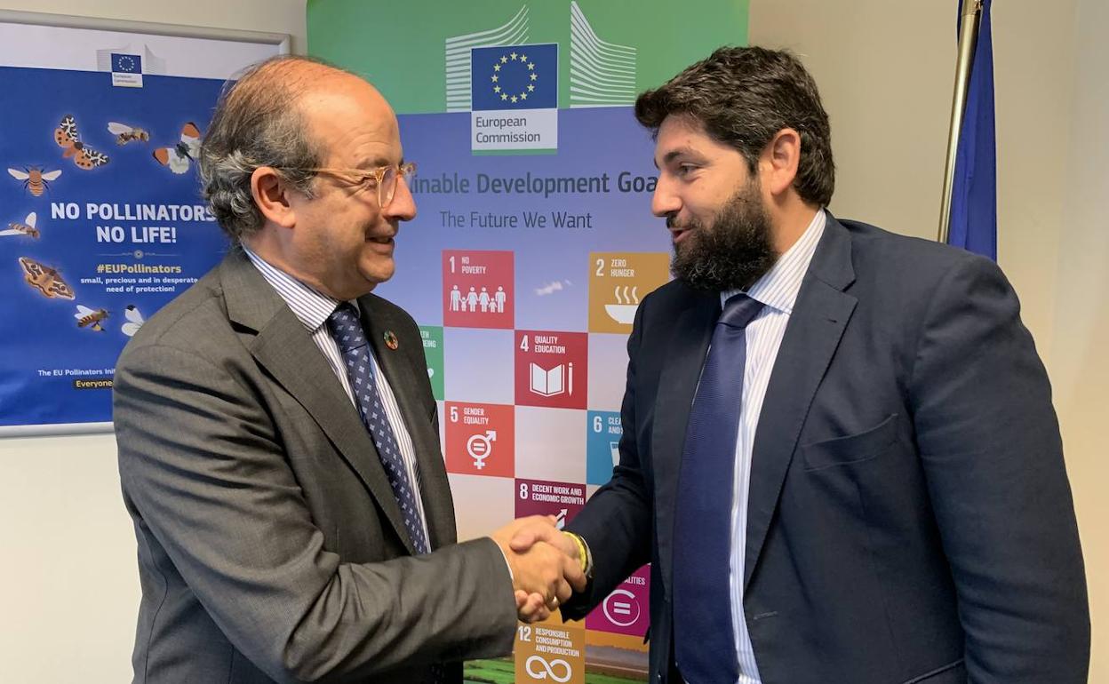El presidente de la Comunidad, Fernando López Miras (der.), en Bruselas con el director general de Medio Ambiente de la Comisión Europea, Daniel Calleja (izq.).