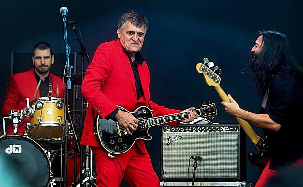 El Gran Wyoming con su grupo Los Insolventes actuando en Festival Music Legends.