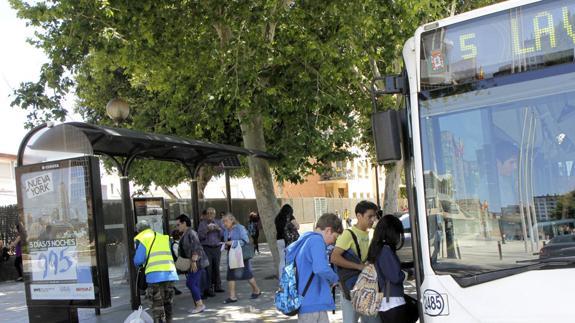 Pasajeros tomando un autobús en Cartagena.