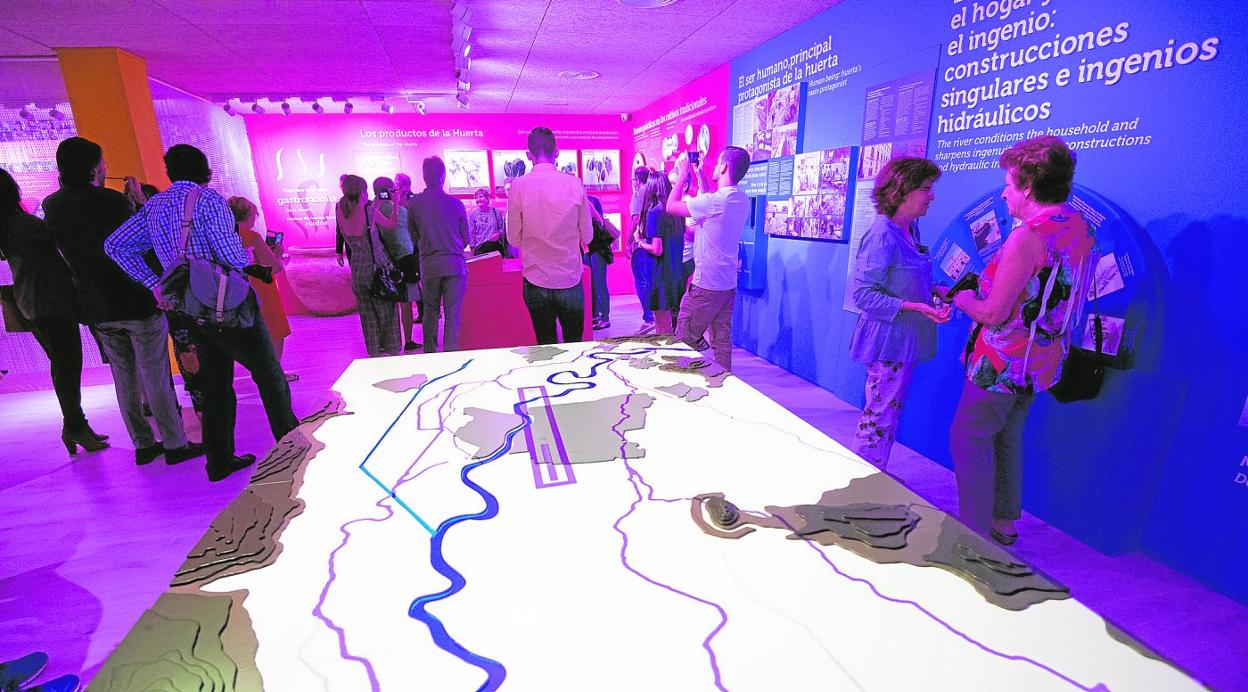 Varios invitados recorren las nuevas instalaciones del centro de interpretación, ayer. 