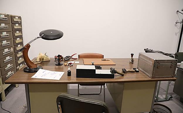 Recreación de una oficina de expedición del DNI de los años 60-70.