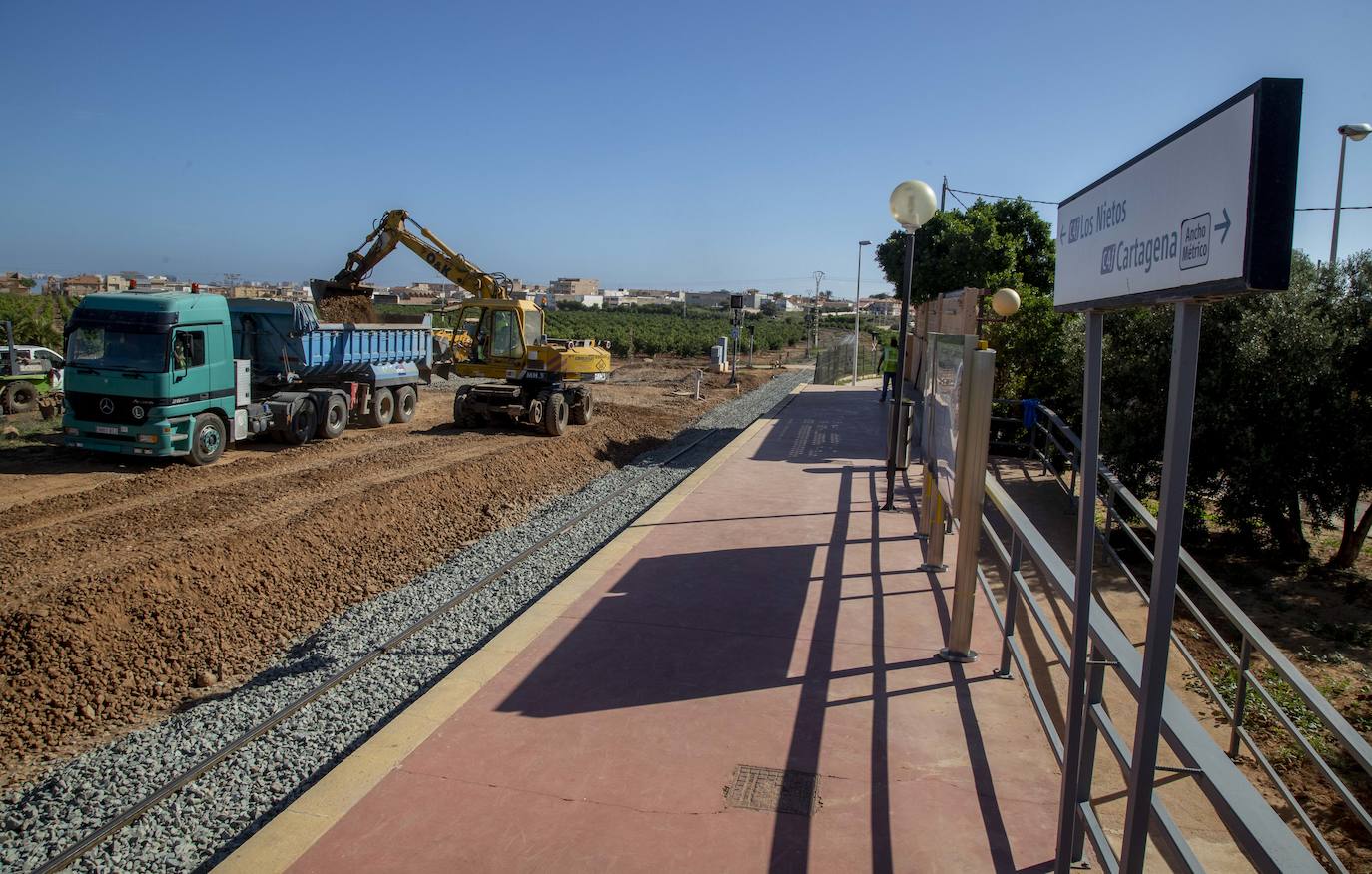 Adif repara los daños causados por la lluvia hace un mes en este trazado y entre Murcia y Cartagena, por donde tampoco circulan trenes